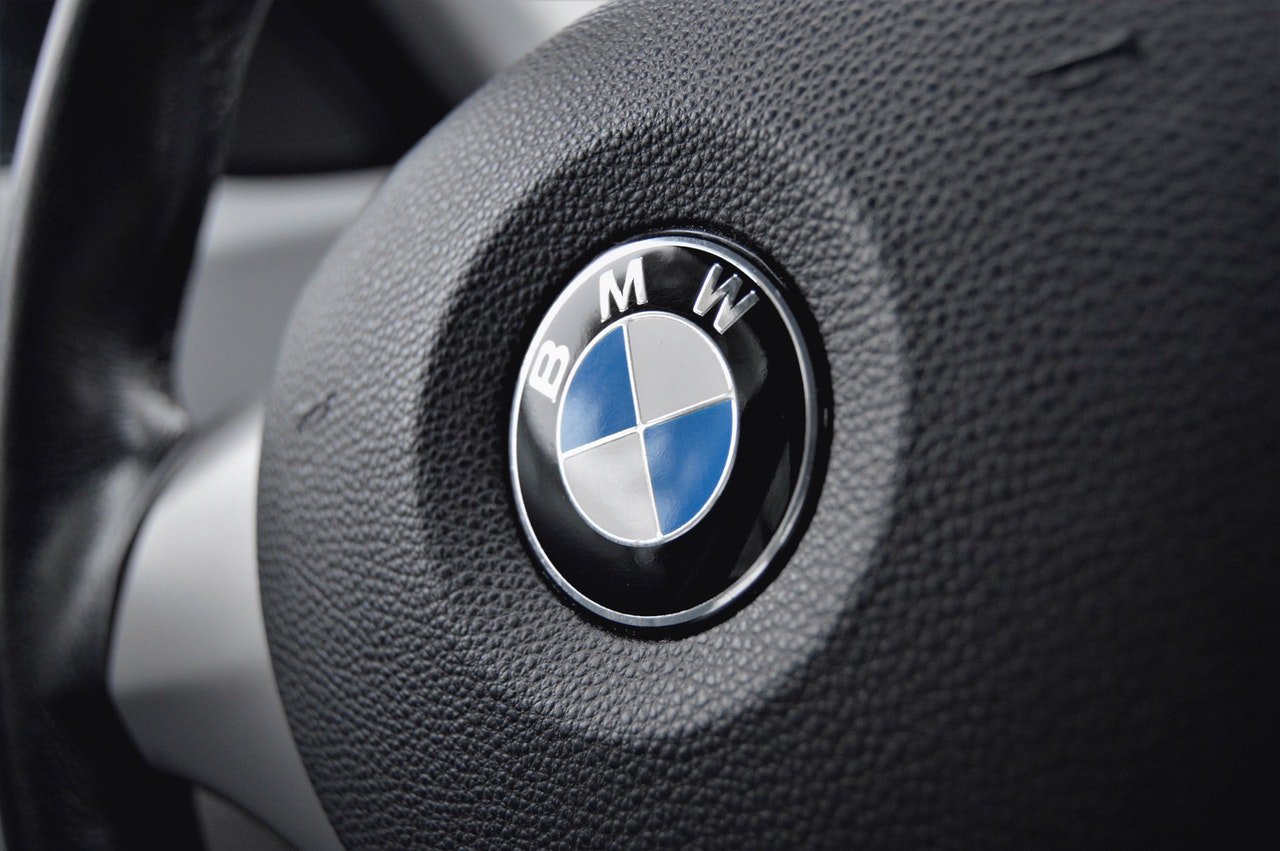 BMW elektriniame visureigyje „iX“ ištestuos pažangų akumuliatorių