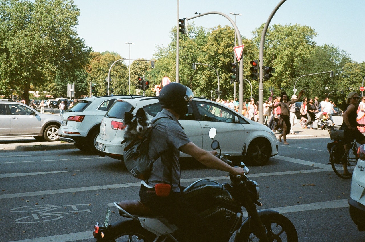Seimas automobilių vairuotojams ir motociklininkams suvienodino atsakomybę už greičio viršijimą