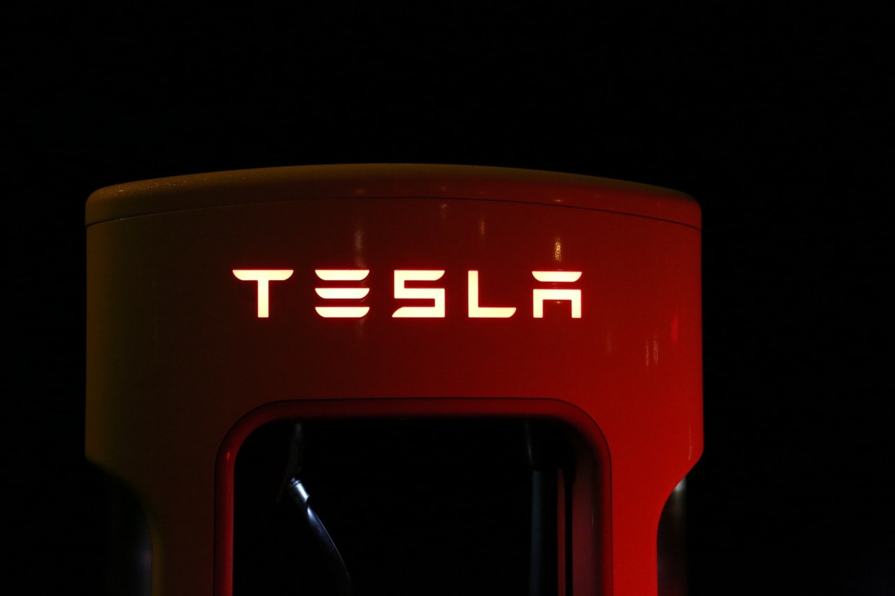 „Tesla“ savo klientams praneša blogas naujienas