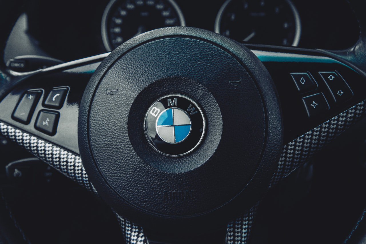 BMW už mėnesinį abonementą siūlo šildomas sėdynes